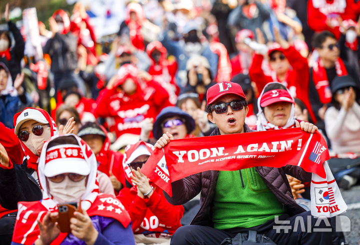 [서울=뉴시스] 정병혁 기자 = 4일 서울 종로구 안국역 인근에서 열린 윤석열 전 대통령 지지자들이 집회를 열고 피켓을 들고 있다. 2026.04.04. jhope@newsis.com