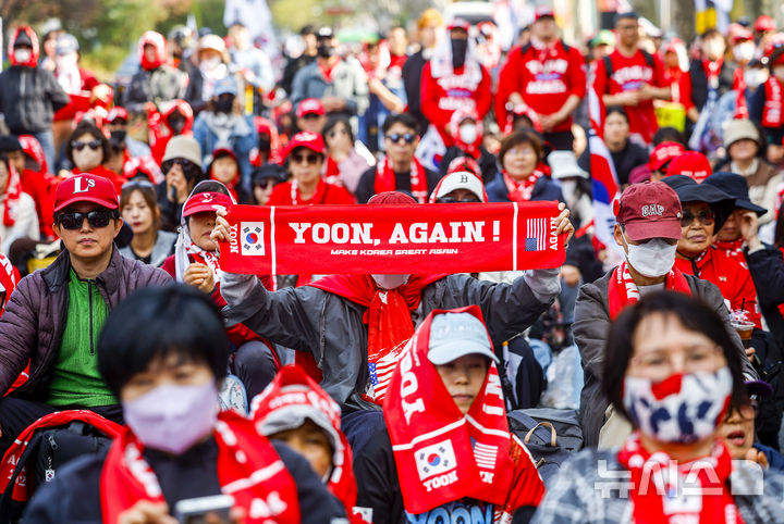 [서울=뉴시스] 정병혁 기자 = 4일 서울 종로구 안국역 인근에서 열린 윤석열 전 대통령 지지자들이 집회를 열고 피켓을 들고 있다. 2026.04.04. jhope@newsis.com