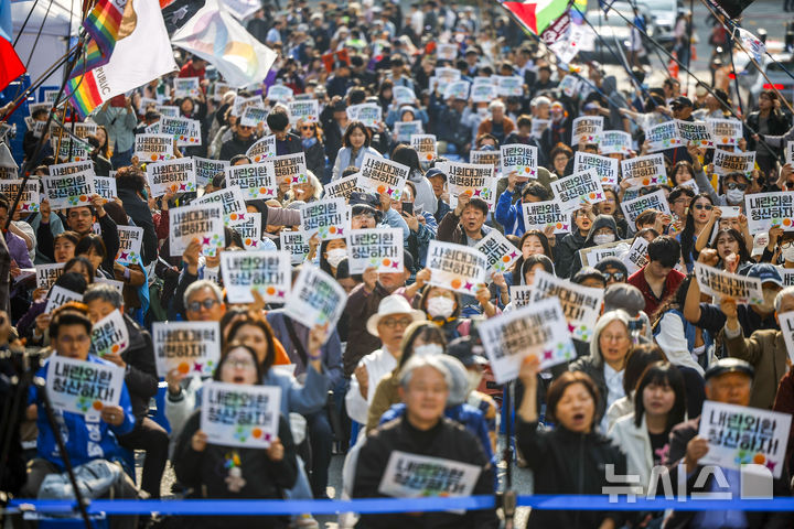 [서울=뉴시스] 정병혁 기자 = 4일 서울 종로구 안국역 인근에서 열린 내란청산 사회대개혁 주권자 승리의 날 시민행동에서 참가자들이 피켓을 들고 있다. 2026.04.04. jhope@newsis.com