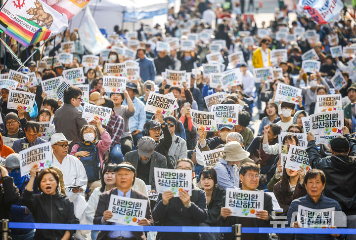 [서울=뉴시스] 정병혁 기자 = 4일 서울 종로구 안국역 인근에서 열린 내란청산 사회대개혁 주권자 승리의 날 시민행동에서 참가자들이 피켓을 들고 있다. 2026.04.04. jhope@newsis.com