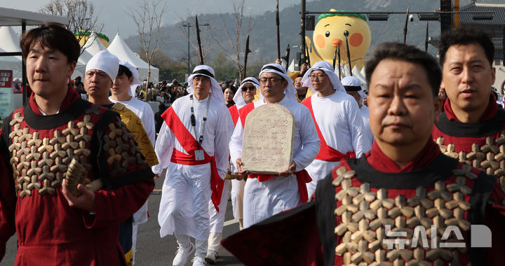 [서울=뉴시스] 박주성 기자 = 4일 오후 서울 세종대로에서 2026 부활절 퍼레이드가 진행되고 있다. 2026.04.04. park7691@newsis.com