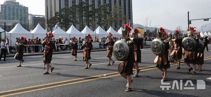 부활의 기쁨 알리는 2026 부활절 퍼레이드