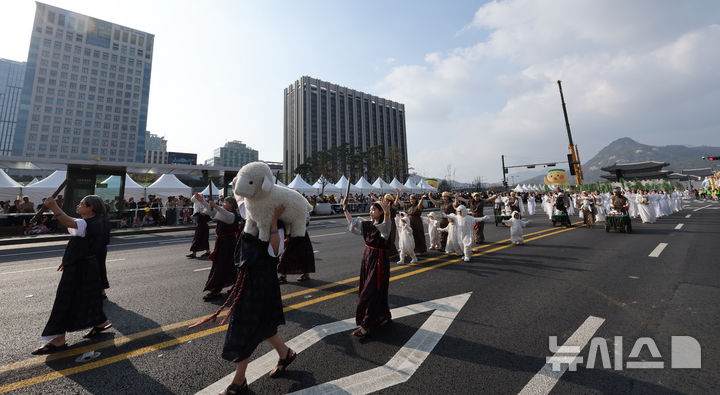 부활의 기쁨 알리는 2026 부활절 퍼레이드
