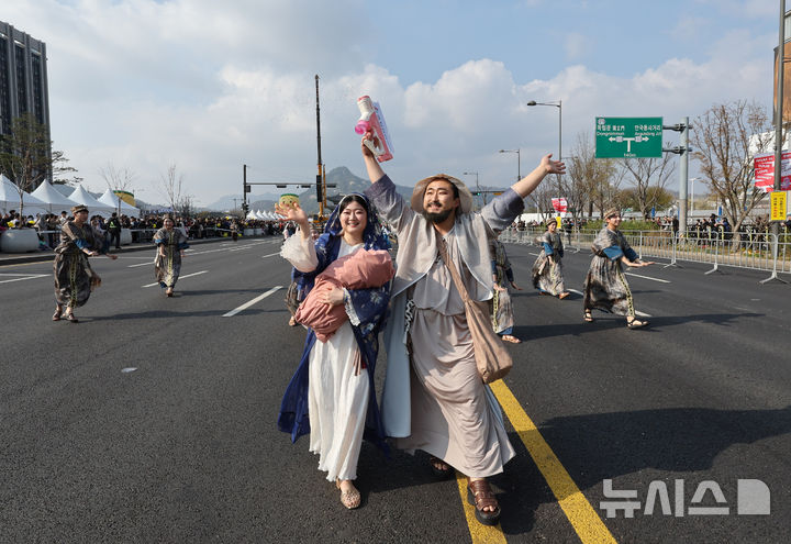 [서울=뉴시스] 박주성 기자 = 4일 오후 서울 세종대로에서 2026 부활절 퍼레이드가 진행되고 있다. 2026.04.04. park7691@newsis.com