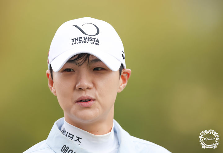 [서울=뉴시스] 정병혁 기자 = 4일 경기 여주에 위치한 더시에나 벨루토CC에서 열린 '더 시에나 오픈 2026' 3R 1번홀에서 박성현이 미소를 짓고 있다. (사진=KLPGA 제공) 2026.04.04. photo@newsis.com *재판매 및 DB 금지