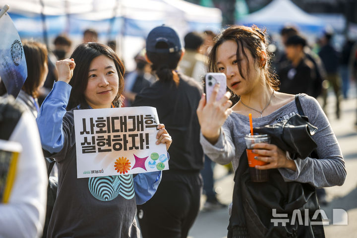 [서울=뉴시스] 정병혁 기자 = 4일 서울 종로구 안국역 인근에서 열린 내란청산 사회대개혁 주권자 승리의 날 시민행동에서 참가자들이 피켓을 들고 있다. 2026.04.04. jhope@newsis.com