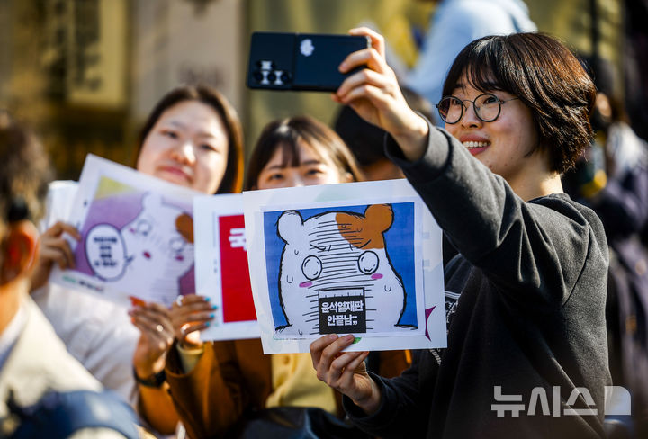 [서울=뉴시스] 정병혁 기자 = 4일 서울 종로구 안국역 인근에서 열린 내란청산 사회대개혁 주권자 승리의 날 시민행동에서 참가자들이 사진을 찍고 있다. 2026.04.04. jhope@newsis.com