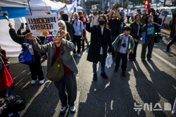 [서울=뉴시스] 정병혁 기자 = 4일 서울 종로구 안국역 인근에서 열린 내란청산 사회대개혁 주권자 승리의 날 시민행동에서 참가자들이 피켓을 들고 있다. 2026.04.04. jhope@newsis.com