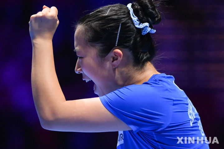 [마카오=신화/뉴시스] 신유빈(13위)이 4일(현지 시간) 중국 마카오에서 열린 2026 국제탁구연맹(ITTF) 남녀 월드컵 여자 단식 8강전에서 천싱퉁(3위·중국)과 경기 중 환호하고 있다. 신유빈이 4-1(11-8 9-11 12-10 11-0 11-9)로 승리하고 한국 여자 선수로는 처음으로 단식 4강에 올랐다. 2026.04.05.