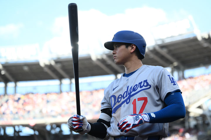 [워싱턴=AP/뉴시스] LA 다저스의 오타니 쇼헤이가 5일(한국 시간) 미국 워싱턴DC의 내셔널스파크에서 열린 2026 메이저리그(MLB) 워싱턴 내셔널스와의 경기에서 5회초 대기 타석에서 준비를 하고 있다. 2025.04.05
