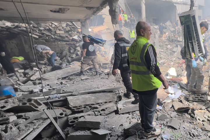 [베이루트=AP/뉴시스] 5일(현지 시간) 레바논 베이루트 남부에서 구조대원들이 이스라엘의 공습을 받은 혼잡한 주거 지역 피해 현장의 희생자를 수색하고 있다. 2026.04.06.