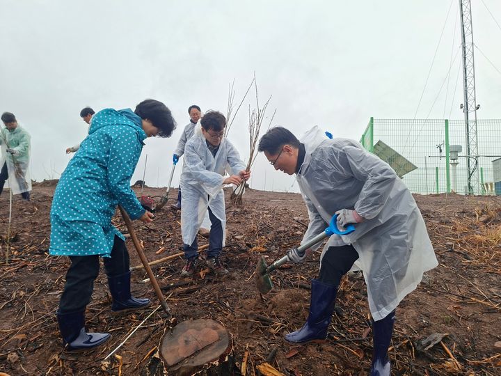 [안동=뉴시스] 지난 4일 안동시 풍천면 어담리 산불 피해 현장에서 산불 피해지 복원 나무 심기 행사가 진행되고 있다. (사진=경북도 제공) 2026.04.05. photo@newsis.com *재판매 및 DB 금지