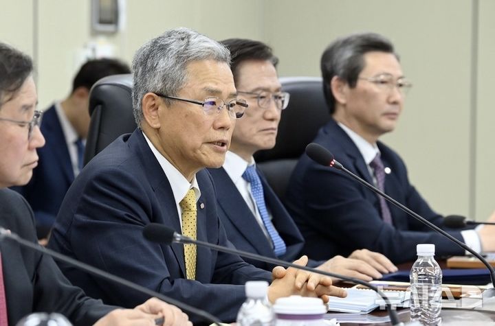 [세종=뉴시스]한국전력은 지난 3일 한전 아트센터에서 '전력그룹사 긴급 사장단 회의'를 열고 최근 중동 정세 악화에 따른 국가 에너지 안보 위기 상황에 대응하고, 에너지 절감 대책을 선도적으로 이행하기 위한 방안을 논의했다.(사진=한전 제공)