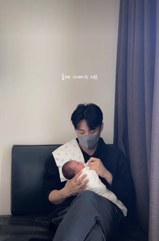 둘째 낳은 김소영, 남편 오상진 육아 공개 "여유 있네"