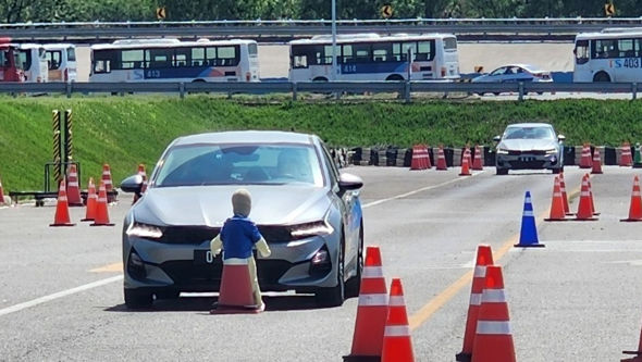 [서울=뉴시스] 한국교통안전공단(이사장 정용식·TS)에서는 고령 운전자 특화교육, 페달 오조작 대응 체험교육, 전기차 특성 교육 등 사회 이슈에 맞춘 신규 교육과정 등 맞춤형 교통안전 체험교육을 시행한다고 5일 밝혔다. 2026.04.05. (사진=한국교통안전공단 제공) photo@newsis.com *재판매 및 DB 금지