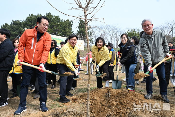 [시흥=뉴시스] 경기 시흥시가 제81회 식목일을 맞아 임병택 시장(왼쪽 두번째) 등이 참여한 가운데 시민·기업과 함께 나무를 심고 있다. (사진=시흥시 제공) 2026.04.05. photo@newsis.com