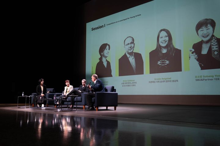 [통영=뉴시스] 경남 통영시 도남동 통영국제음악당에서 진행돤 '디스커버링 투모로우: 영 아티스트 포럼 & 쇼케이스'에서 세계 최고의 쇼팽 국제 피아노 콩쿠르가 젊은 연주자들에게 어떤 프로그램을 지원하는지에 대한 사례 등 발표 모습. (사진=통영국제음악재단 제공) 2026.04.05. photo@newsis.com *재판매 및 DB 금지