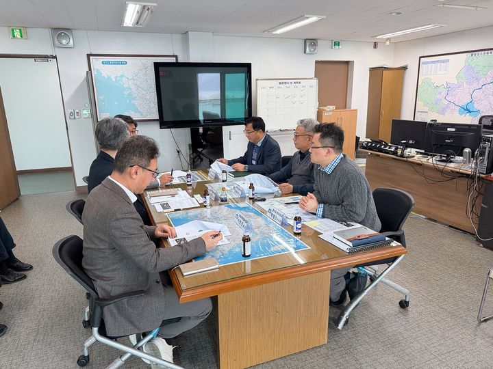 [수원=뉴시스] 경기 화성·오산 경계 '상수도 미공급' 민원 해결 위한 회의. (사진=경기도 제공) 2026.04.05. photo@newsis.com *재판매 및 DB 금지