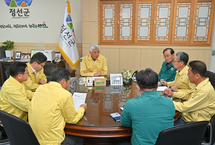 [정선=뉴시스] 최승준 강원 정선군수를 비롯한 경제부서 관련 간부들이 참석한 가운데 유가 급등에 따른 '유류비 추가 지원' 문제를 협의하고 있다. (사진=정선군 제공) 2026.04.05. photo@newsis.com *재판매 및 DB 금지