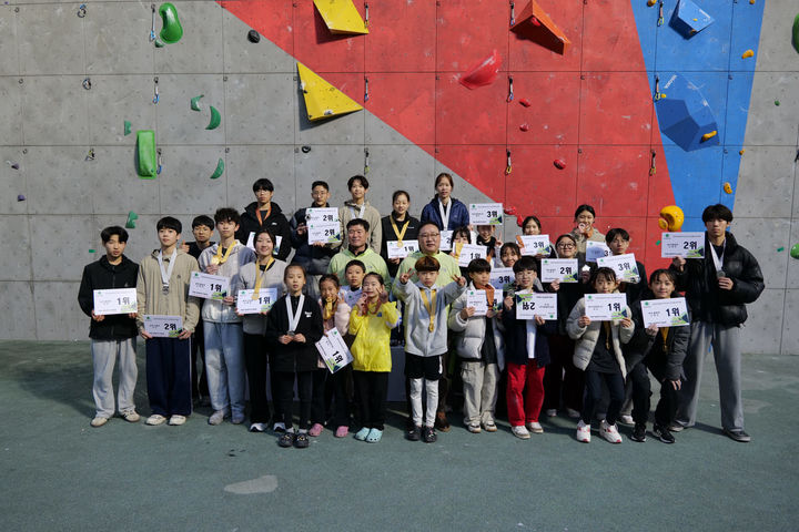 [서울=뉴시스] 제33회 회장배 전국 청소년 스포츠클라이밍대회 수상자. (사진 = 대한산악연맹 제공) *재판매 및 DB 금지