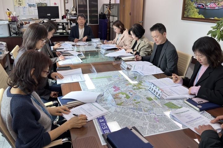 [대전=뉴시스] 대전 중구 비상경제대응 TF(태스크포스)가 중동사태 장기화 대응방안을 논의하고 있다. (사진=중구청 제공) 2026.04.05. photo@newsis.com&nbsp; *재판매 및 DB 금지