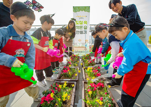 [서울=뉴시스] KT는 지난 3일 서울 광화문 WEST빌딩 옥상에서 KT 광화문 어린이집 원아와 학부모가 참여하는 '옥상 숲 만들기' 활동을 진행했다고 5일 밝혔다. (사진=KT 제공) 2026.04.05. photo@newsis.com *재판매 및 DB 금지