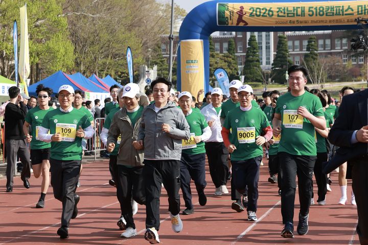 [서울=뉴시스]김민석 국무총리가 5일 오전 전남대 광주캠퍼스에서 열린 5·18 캠퍼스 마라톤대회에 참가하고 있다. (사진=국무총리비서실 제공) 2025.04.05. photo@newsis.com *재판매 및 DB 금지