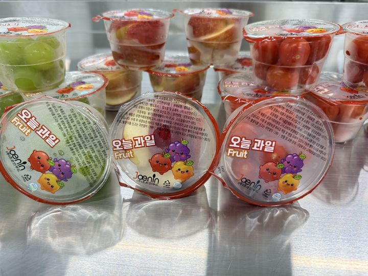 [창원=뉴시스] 경남 초등학교 1~2학년에게 제공하는 '과일간식'. (사진=경남도 제공) 2026.04.05. photo@newsis.com *재판매 및 DB 금지