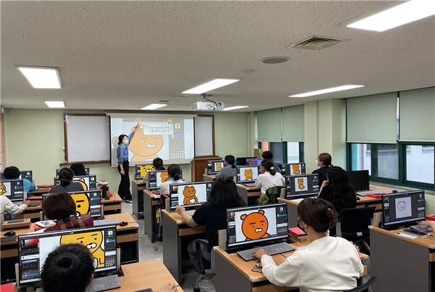 [뉴시스] 양천구의 경력단절여성 대상 '이모티콘 디자이너 양성' 교육 운영 모습. (사진=양천구 제공) *재판매 및 DB 금지