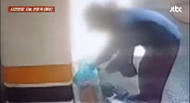 [서울=뉴시스] 서울 양천구의 한 빌라 주차장에서 쓰레기를 바닥에 쏟아버린 뒤 종량제 봉투만 가져가는 황당한 행동을 한 여성이 CCTV에 포착돼 논란이 일고 있다. (사진=JTBC '사건반장') *재판매 및 DB금지 *재판매 및 DB 금지