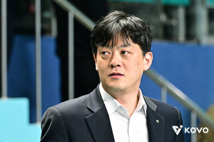 [서울=뉴시스] 여자 프로배구 GS칼텍스의 이영택 감독이 5일 서울 장충체육관에서 열리는 한국도로공사와의 진에어 2025~2026 V-리그 여자부 챔피언결정전(5전3선승제) 3차전을 앞두고 선수들의 훈련을 지켜보고 있다. (사진=KOVO 제공) 2026.04.05. *재판매 및 DB 금지