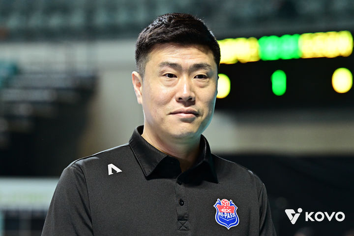 [서울=뉴시스] 여자 프로배구 한국도로공사 김영래 감독대행이 5일 서울 장충체육관에서 열리는 GS칼텍스와의 진에어 2025~2026 V-리그 여자부 챔피언결정전(5전3선승제) 3차전을 앞두고 선수들의 훈련을 지켜보고 있다. (사진=KOVO 제공) 2026.04.05. *재판매 및 DB 금지