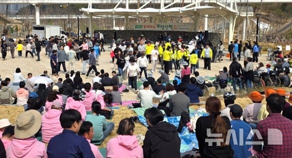 [포항=뉴시스] 3일 북구 환호공원에서 열린 포항시장애인복지시설연합회 '제7회 함께하는 희망 산책'. (사진=포항시장애인복지시설연합회 제공) 2026.04.05. photo@newsis.com 