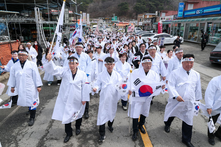 [당진=뉴시스] 지난 4일 오전 충남 당진 대호지면과 정미면 일원에서 시민 등 1000여명이 참석한 가운데 '제35회 대호지·천의장터 4.4독립만세운동 추모제, 기념식 및 만세재현행사' 거리 행진이 진행되고 있다. (사진=당진시 제공) 2026.04.05. photo@newsis.com *재판매 및 DB 금지