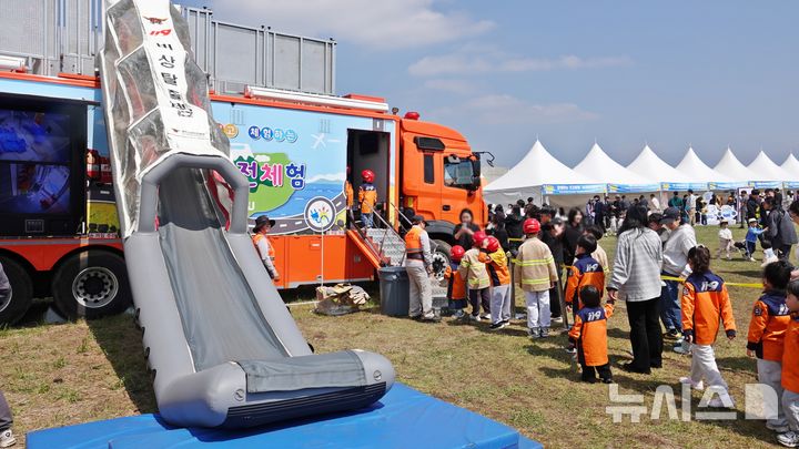 [제주=뉴시스] 오영재 기자 = 맑은 날씨를 보인 5일 오전 제주 서귀포시 표선면 가시리 조랑말체험공원에서 열린 제43회 서귀포유채꽃축제에서 제주소방안전본부가 어린이 비상탈출 체험 프로그램을 운영하고 있다. 2026.04.05. oyj4343@newsis.com