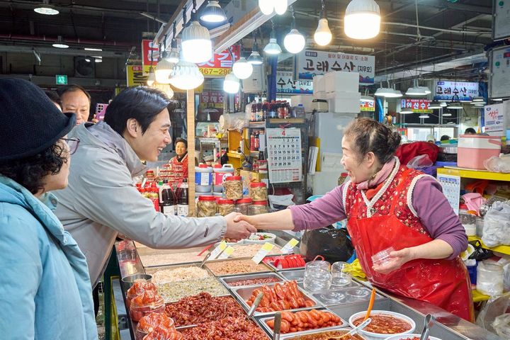 [수원=뉴시스] 더불어민주당 한준호 경기도지사 경선 후보가 5일 화성 궁평항을 찾아 시장 상인과 대화하고 있다. (사진=한준호 의원 제공) 2026.04.05. photo@newsis.com *재판매 및 DB 금지