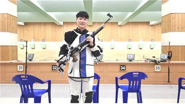 [서울=뉴시스] 5일 경남 창원국제사격장에서 열린 2026 아이치·나고야 아시안게임 국가대표 1차 선발전 남자 10m 공기소총 결선에서 한국신기록을 수립한 신민기. (사진 = 대한사격연맹 제공) *재판매 및 DB 금지