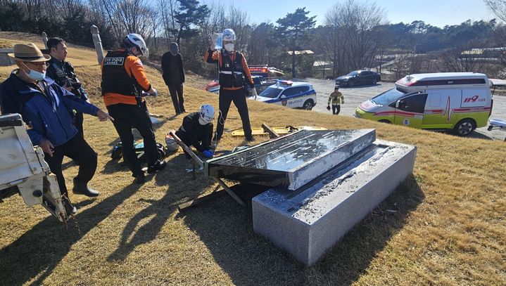 쓰러진 비석.(사진=충북소방본부) *재판매 및 DB 금지