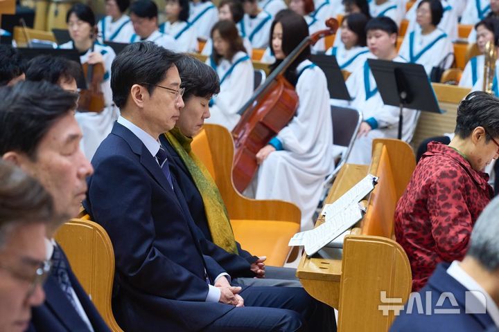 [창원=뉴시스]더불어민주당 김경수 경남도지사 후보가 5일 오전 창원 상남교회 부활절 예배에 참석해 기도하고 있다.(사진=김경수후보 선거사무소 제공) 2026.04.05. photo@newsis.com