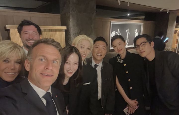 [서울=뉴시스] 에마뉘엘 마크롱 프랑스 대통령과 리지트 마크롱 여사 부부가 그룹 '스트레이 키즈' 멤버 필릭스, 가수 싸이, 배우 전지현 노상현 전종서 등과 함께 사진을 촬영한 모습. (사진 = 마크롱 대통령 인스타그램 캡처) 2026.04.05 photo@newsis.com *재판매 및 DB 금지