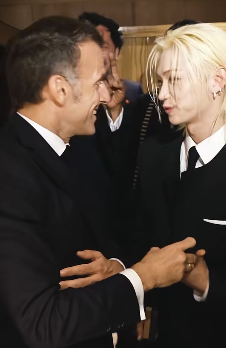 [서울=뉴시스] 에마뉘엘 마크롱 프랑스 대통령, 그룹 '스트레이 키즈' 멤버 필릭스. (사진 = 마크롱 대통령 인스타그램 캡처) 2026.04.05 photo@newsis.com *재판매 및 DB 금지