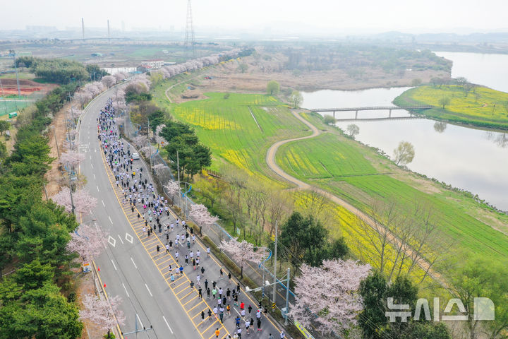 [나주=뉴시스] 이영주 기자 = 5일 오전 전남 나주종합스포츠파크에서 열린 뉴시스광주전남본부·엠디에스앤씨 주최, 나주마라톤동호회 주관 '제12회 나주영산강 마라톤대회'. 10㎞ 코스에 참여한 마라토너들이 나주 영산강을 배경으로 달리고 있다. 2026.04.05. leeyj2578@newsis.com