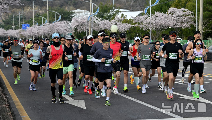 [나주=뉴시스] 이영주 기자 = 5일 오전 전남 나주종합스포츠파크에서 열린 뉴시스광주전남본부·엠디에스앤씨 주최, 나주마라톤동호회 주관 '제12회 나주영산강 마라톤대회'에 참여한 하프 코스 마라토너들이 달리고 있다. 2026.04.05. leeyj2578@newsis.com