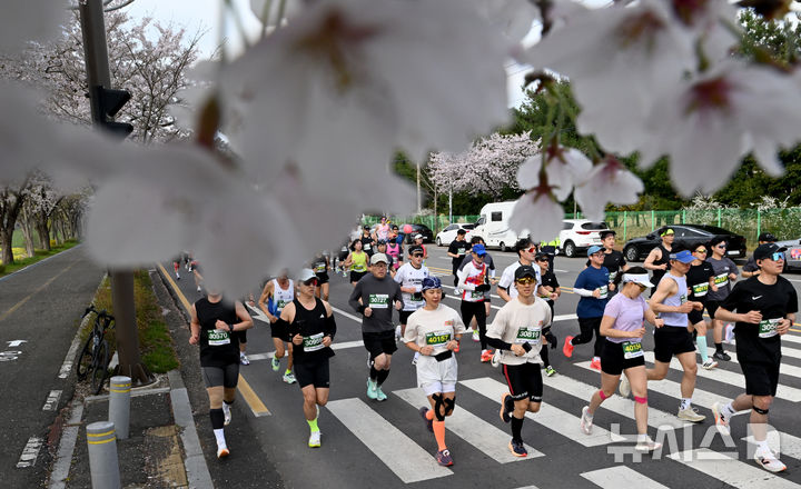 [나주=뉴시스] 이영주 기자 = 5일 오전 전남 나주종합스포츠파크에서 열린 뉴시스광주전남본부·엠디에스앤씨 주최, 나주마라톤동호회 주관 '제12회 나주영산강 마라톤대회'에서 마라토너들이 달리고 있다. 2026.04.05. leeyj2578@newsis.com