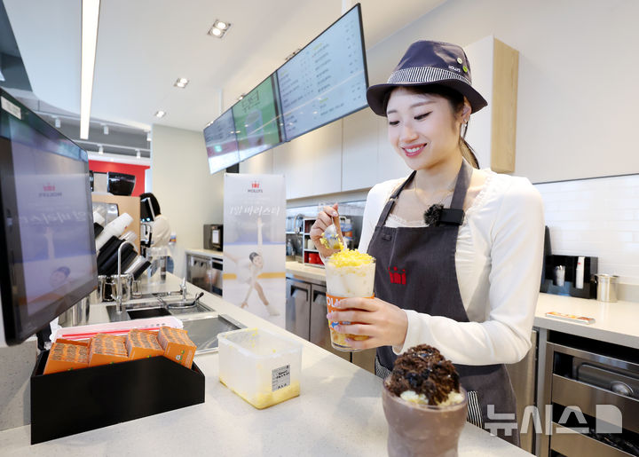 [서울=뉴시스] 김진아 기자 = 피겨스케이팅 국가대표 이해인이 5일 서울 마포구 할리스 신촌역점에서 팬들과 함께하는 1일 바리스타 행사에서 음료를 만들고 있다. 이번 행사 수익금 전액은 영아원에 기부될 예정이다. 2026.04.05. bluesoda@newsis.com
