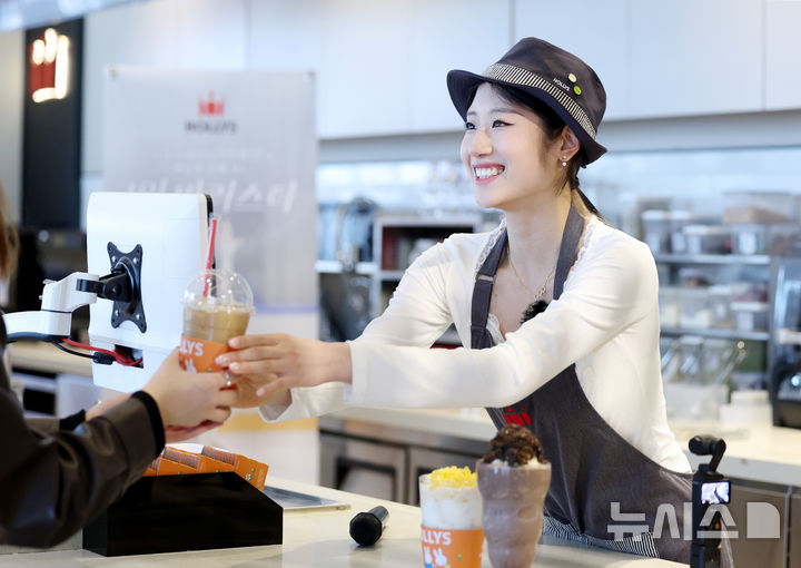 [서울=뉴시스] 김진아 기자 = 피겨스케이팅 국가대표 이해인이 5일 서울 마포구 할리스 신촌역점에서 팬들과 함께하는 1일 바리스타 행사에서 팬들에게 직접 만든 음료를 전달하고 있다.&nbsp; 이번 행사 수익금 전액은 영아원에 기부될 예정이다. 2026.04.05. bluesoda@newsis.com