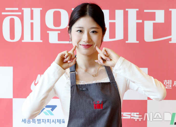 [서울=뉴시스] 김진아 기자 = 피겨스케이팅 국가대표 이해인이 5일 서울 마포구 할리스 신촌역점에서 팬들과 함께하는 1일 바리스타 행사에서 취재진 질문에 답하고 있다. 이번 행사 수익금 전액은 영아원에 기부될 예정이다. 2026.04.05. bluesoda@newsis.com