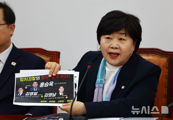 [서울=뉴시스] 김명년 기자 = 서영교 윤석열 정권 정치검찰 조작기소 의혹사건 진상규명 국정조사 특별위원장이 5일 오전 서울 여의도 국회에서 열린 기자간담회에서 발언하고 있다. 2025.04.05. kmn@newsis.com