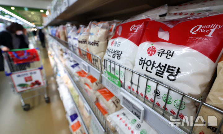 [서울=뉴시스] 이영환 기자 = 29일 법조계에 따르면 서울중앙지검 공정거래조사부(나희석 부장검사)는 지난 27일 독점규제및공정거래에관한법률 위반 혐의로 기소된 CJ제일제당과 삼양사 전현직 임직원 등에 대한 항소장을 법원에 제출했다. 사진은 서울 서초구 농협유통 하나로마트 양재점에 진열된 설탕. 2026.04.29. 20hwan@newsis.com