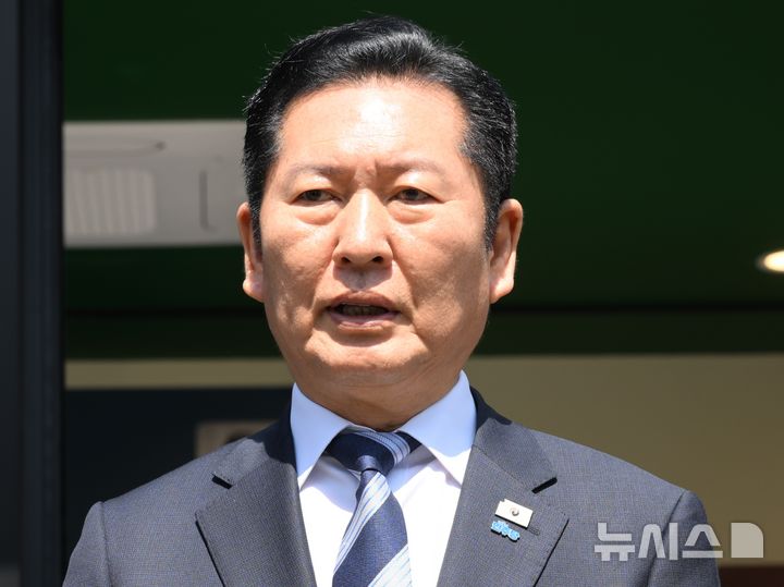 [광주=뉴시스] 이현행 기자 = 정청래 더불어민주당 대표가 5일 오전 광주 동구 남동5·18기념성당에서 미사 참례 이후 기자회견을 하고 있다. 2026.04.05. lhh@newsis.com